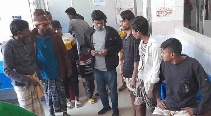 সিরাজগঞ্জে তুচ্ছ ঘটনায় দুই পক্ষের সংঘর্ষ, গুলিবিদ্ধ ২৫