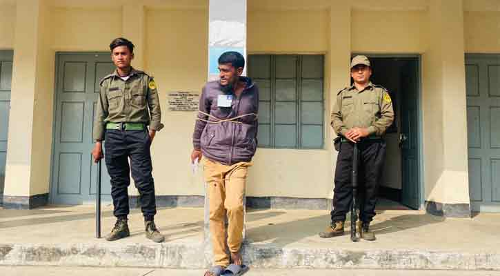 নোয়াখালীতে এজেন্টকে পিলারের সাথে বেঁধে রাখলেন নির্বাচন কর্মকর্তা