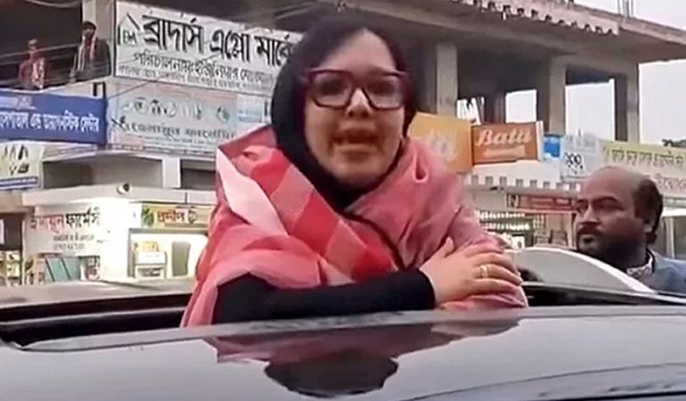 রুমিন ফারহানার নির্বাচনী মঞ্চ ভাঙচুর, গাড়িতে দাঁড়িয়েই দিলেন বক্তব্য