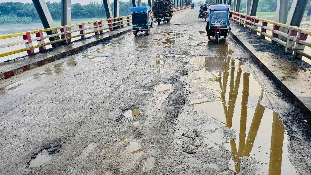 সড়ক সংস্কারের ১৫ দিনেই উঠে গেল রাস্তার পিচ