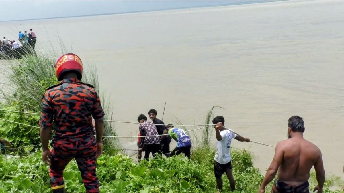 কুষ্টিয়ায় বালুবাহী গাড়ি উল্টে শিশু নিখোঁজ
