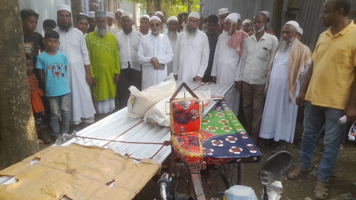 কুমারখালীর ধর্মীয় প্রতিষ্ঠান ও দুটি অসহায় পরিবারের পাশে দাঁড়ালেন হাফেজ মইন উদ্দিন