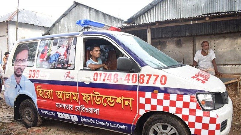 উপহারের সেই মাইক্রোবাসটি দিয়ে অ্যাম্বুলেন্স সার্ভিস চালু করলেন হিরো আলম