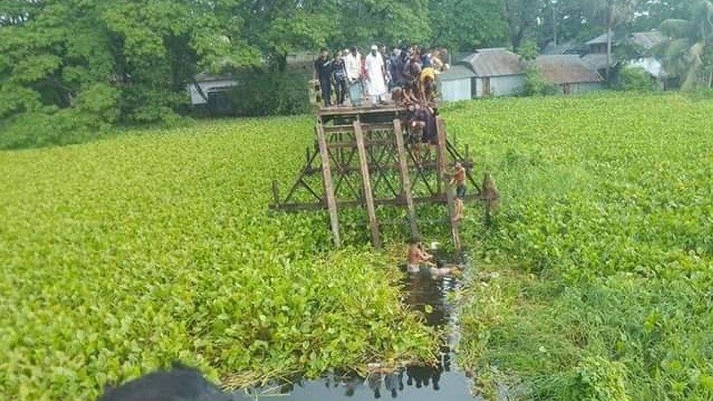 সেতু ভেঙে বিয়ের মাইক্রোবাস খালে, ১০ বরযাত্রী নিহত