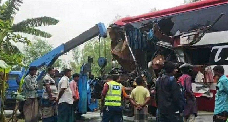 দিনাজপুরে বাস-ট্রাকের ভয়াবহ সংঘর্ষ, বহু হতাহত