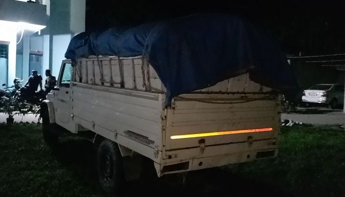 পঞ্চগড়ে পাচারের সময় পিকআপসহ চা জব্দ