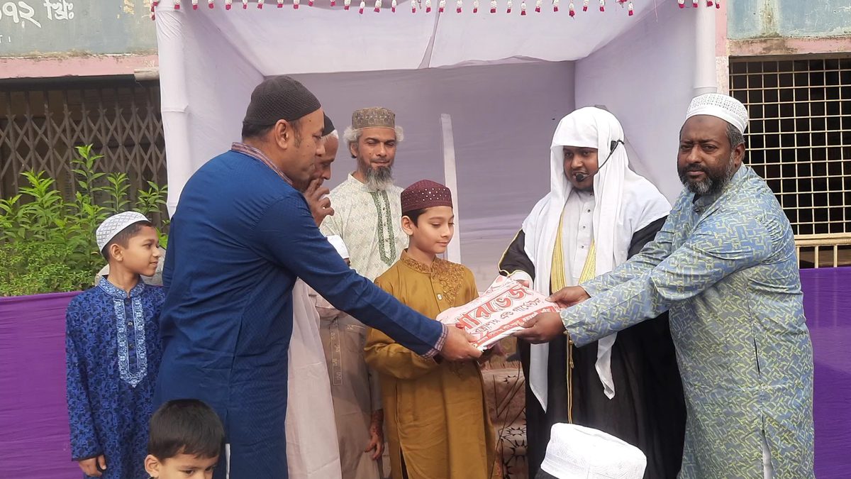 সিয়াম পালন ও নামাজ পড়ে পুরস্কার পেল ৪ কিশোর