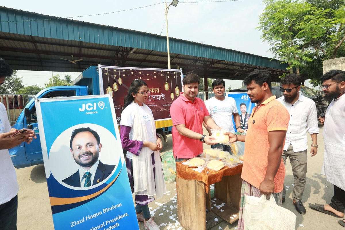 দরিদ্র পরিবারের মাঝে ১ টাকায় সেমাই বিতরণ করলো জেসিআই
