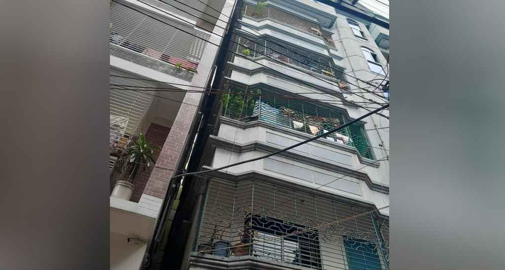 রাজধানীতে হেলে পড়ল বহুতল ভবন