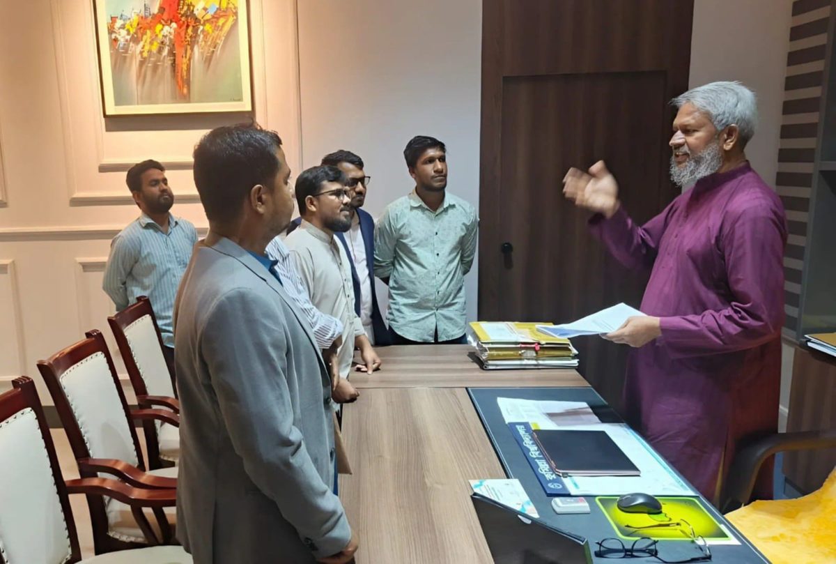 স্বতন্ত্র ভর্তি পরীক্ষা চালু করতে উপাচার্যকে কুবি শিবিরের স্মারকলিপি প্রদান