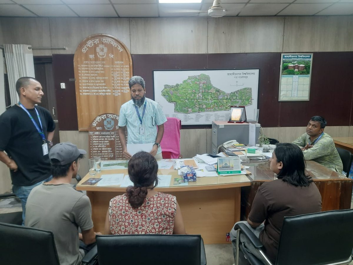 জাবিতে গাঁজা সেবনরত অবস্থায় ইউআইইউ (UIU)'র শিক্ষার্থীসহ ৩ জন আটক