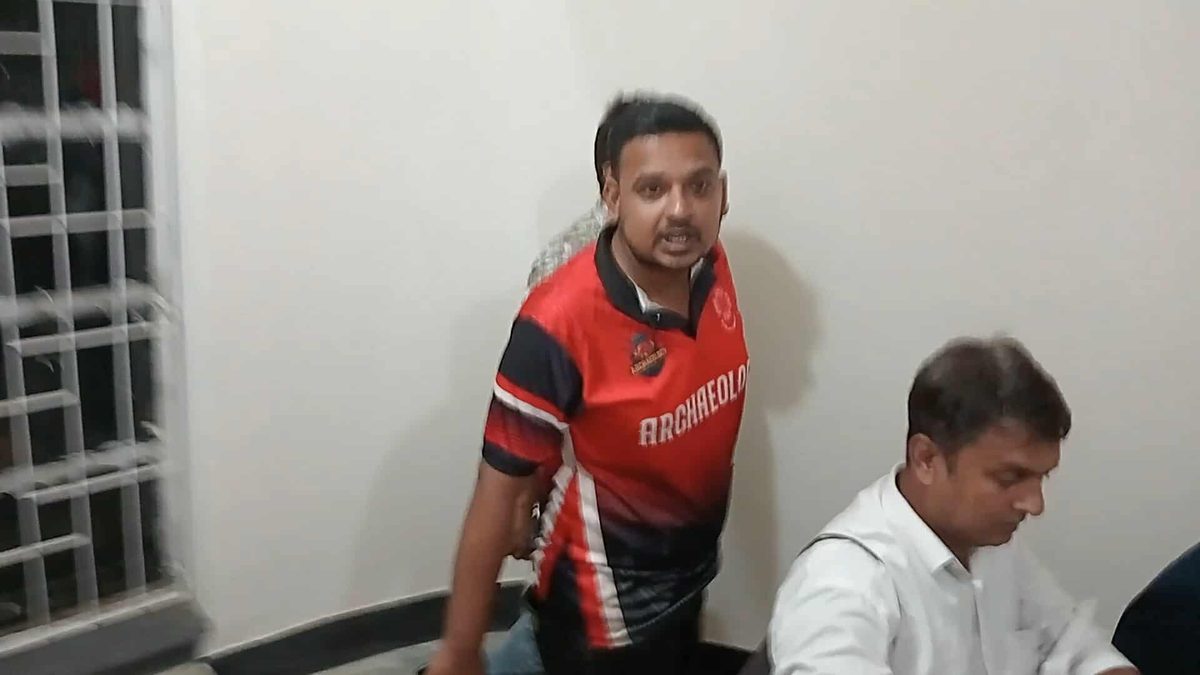জাকসুতে ব্যালট বাক্স পরিবহনের সময় ভিডিও ধারণকালে সাংবাদিকের ফোন কেড়ে নিলেন ছাত্রদল নেতা