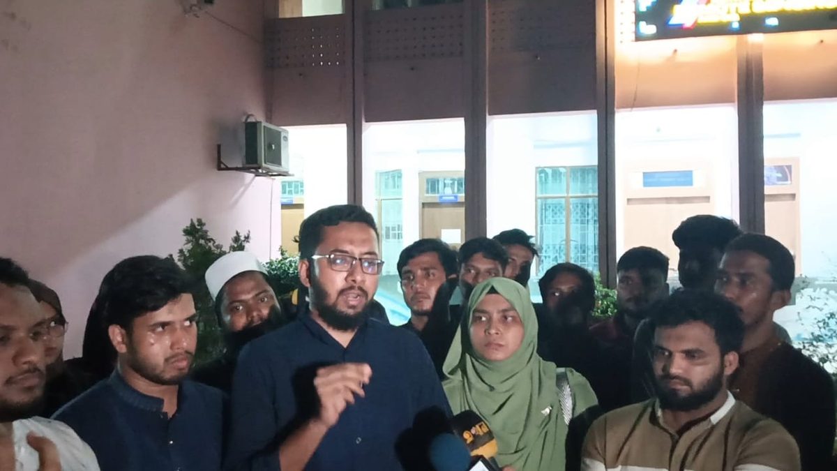 জাকসু নির্বাচনের আগের রাতে নির্বাচন কমিশনে বিএনপি নেতারা, সমন্বিত শিক্ষার্থী জোটের প্রতিবাদ
