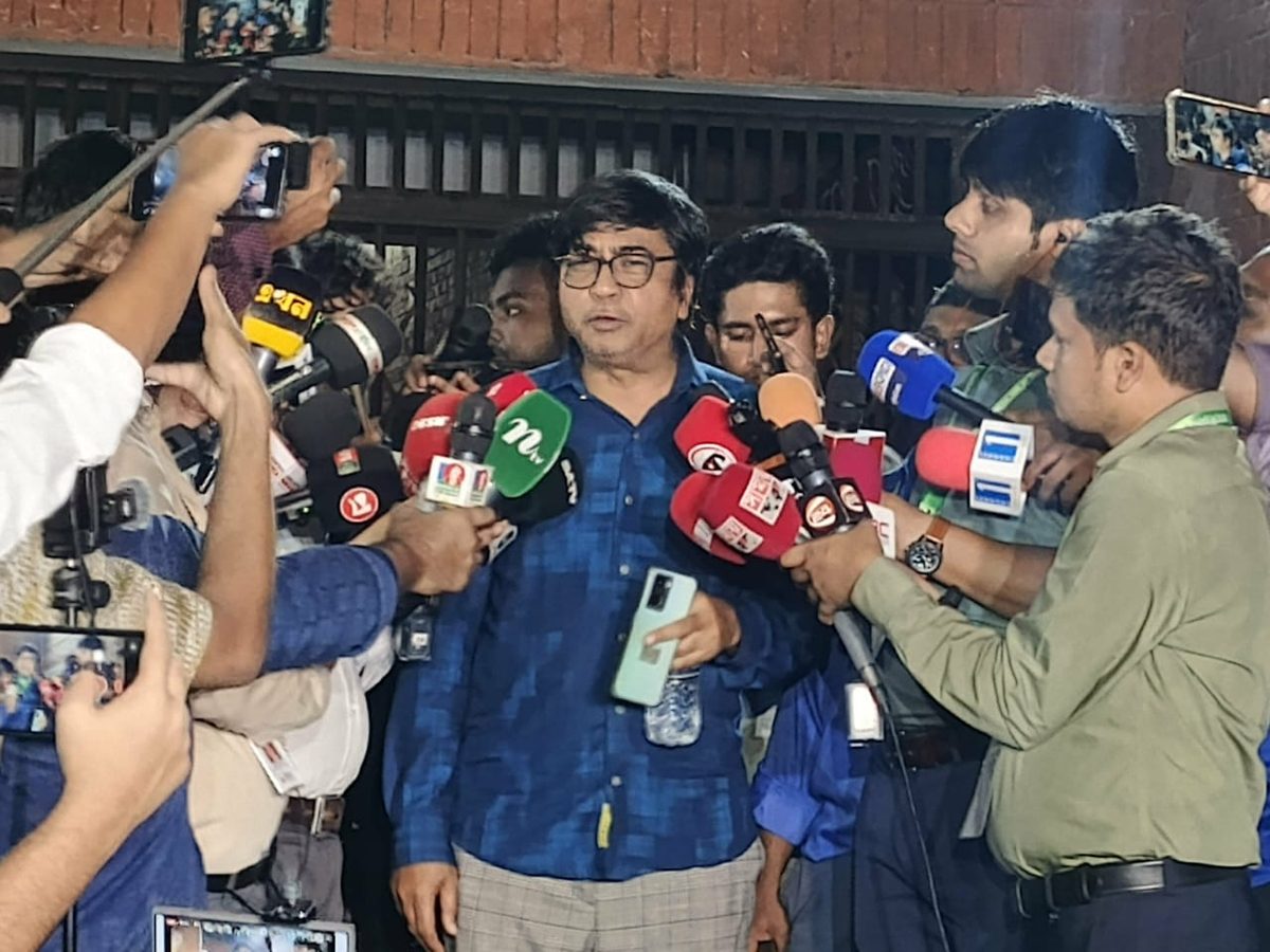 জাকসুর ভোট গণনা স্থগিত করতে না পারায় নির্বাচন কমিশন থেকে পদত্যাগ করলেন মাফরুহী সাত্তার