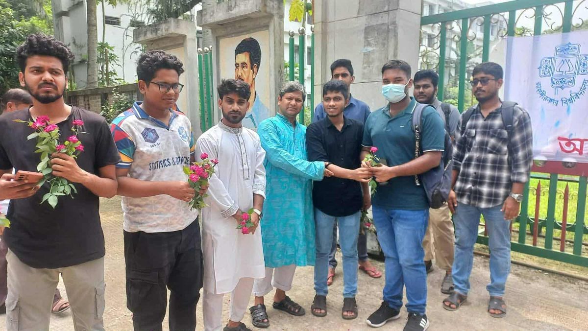ফুল ও মিষ্টিতে নবাগত শিক্ষার্থীদের বরণ করলো জাবি'র সালাম-বরকত হল সংসদ ও প্রশাসন