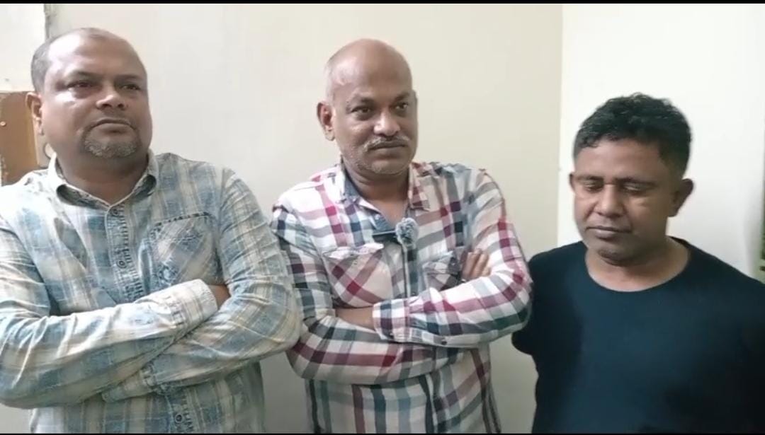 মদ্যপ অবস্থায় গাড়ি চালিয়ে জাবির চৌরঙ্গীতে রিকশা চাপা, আহত ২ শিক্ষার্থী; আটক বহিরাগত গাড়িচালক