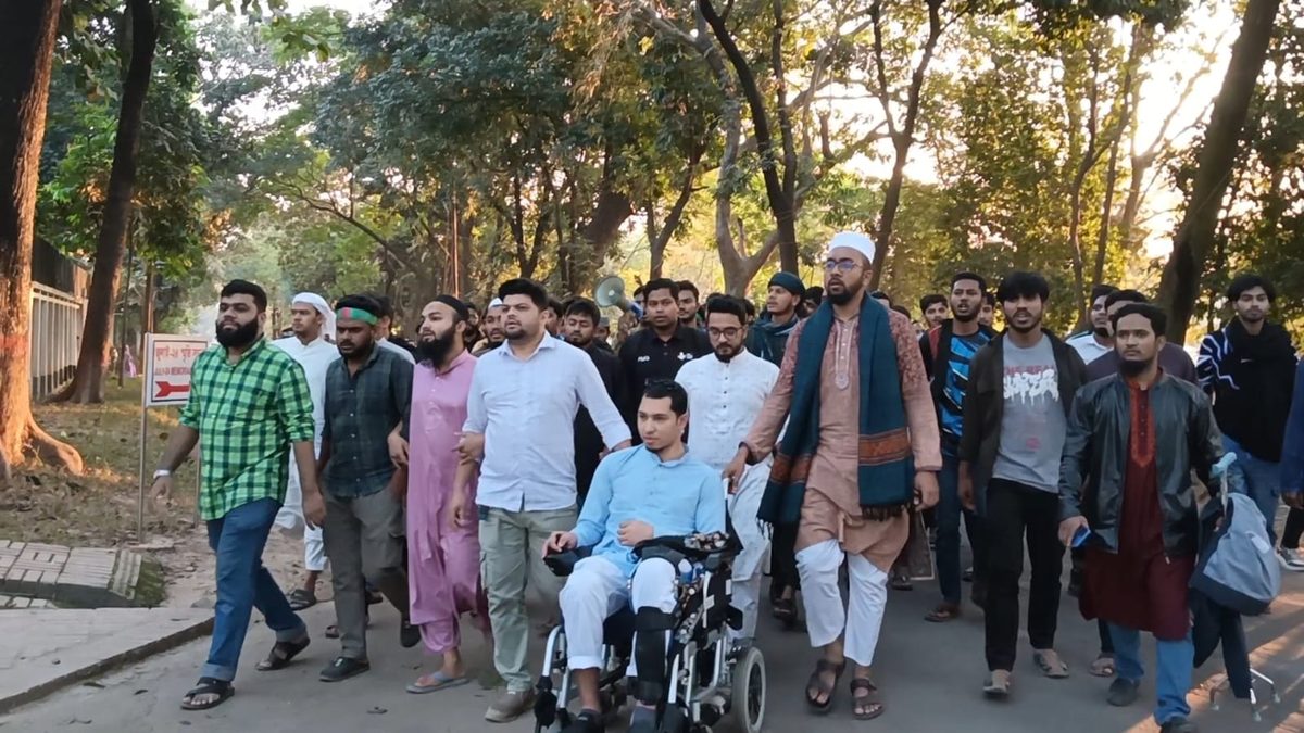 ওসমান হাদীকে হত্যাচেষ্টা—প্রতিবাদে উত্তাল জাহাঙ্গীরনগর বিশ্ববিদ্যালয়