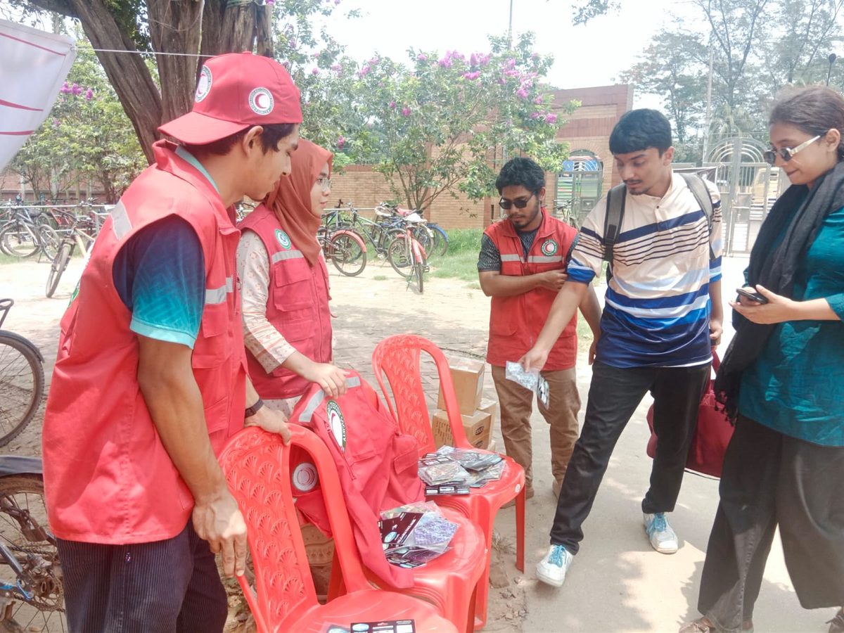 ২৫ বুথে ৫ হাজার মাস্ক বিতরণে জাবি রেড ক্রিসেন্ট ইয়ুথ