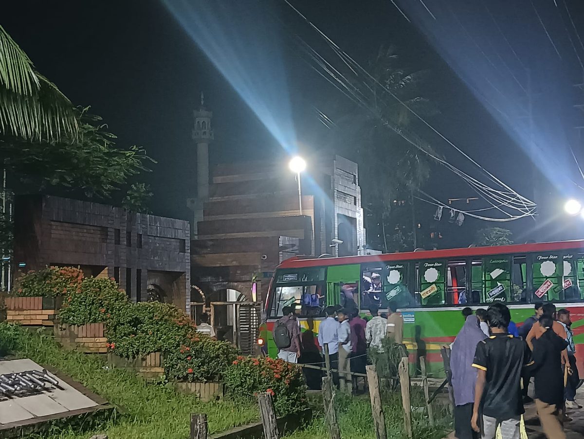ভাড়া নিয়ে বাকবিতণ্ডার ও জাবি শিক্ষার্থীকে মারধরের অভিযোগ, ৬টি মৌমিতা বাস আটক