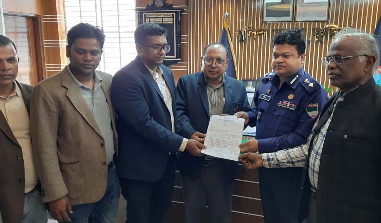 কুষ্টিয়ায় সাংবাদিকের উপর হামলা,আসামিদের গ্রেফতারের দাবিতে স্মারকলিপি প্রদান