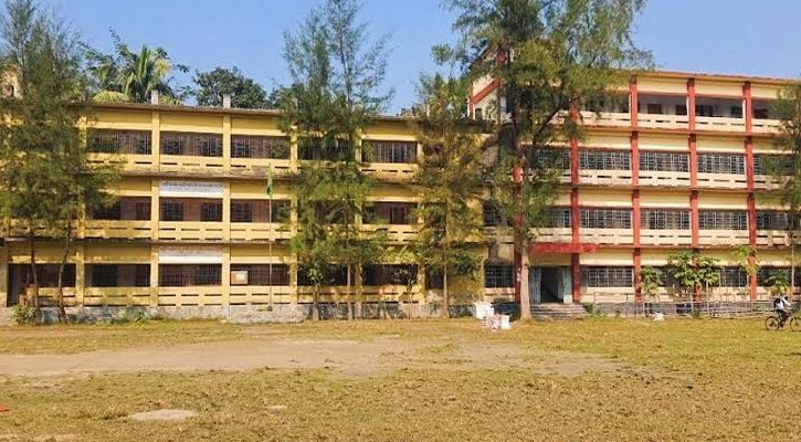 নকল ধরা পড়ায় স্কুলের ৩ তলা থেকে ছাত্রীর ঝাঁপ