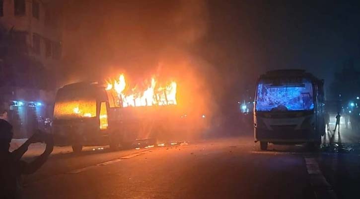 গাজীপুরে ২ বাসে অগ্নিসংযোগ