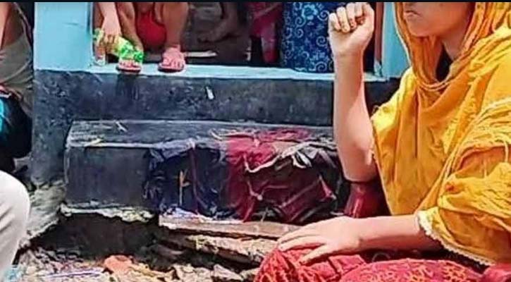 বিয়ের দাবিতে চাচা শ্বশুরের বাড়িতে অনশনে ভাতিজা বউ