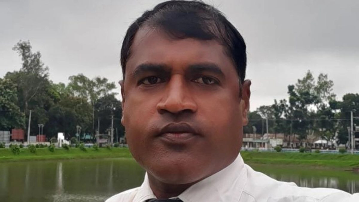 মামলার হাজিরার টাকা না পেয়ে অসহায় বৃদ্ধার বুকে লাথি মারলেন আইনজীবী