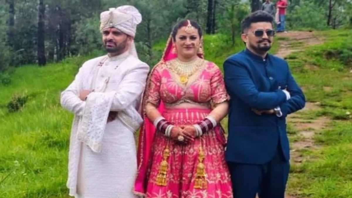 এক নারীকে বিয়ে করলেন দুই ভাই ,খুশি নববধূও