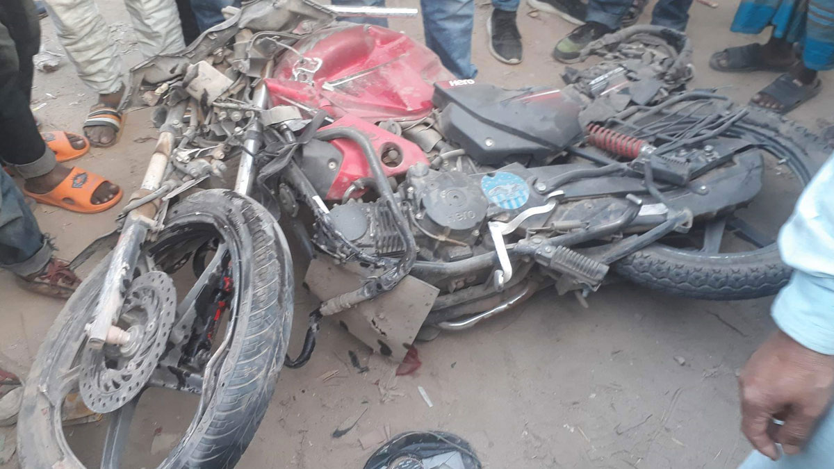 ট্রাকচাপায় মোটরসাইকেল আরোহী বাবা-ছেলে নিহত