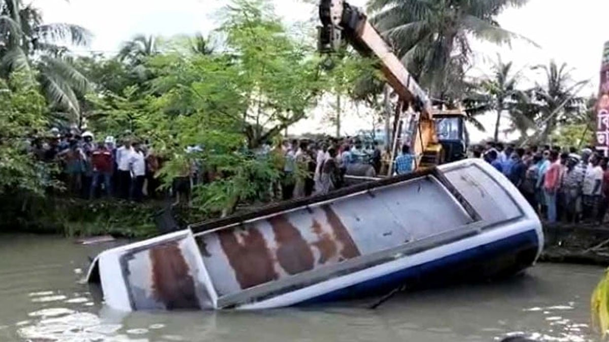 মোটরসাইকেলকে সাইড দিতে গিয়েই ঘটে দুর্ঘটনা, নিহত বেড়ে ১৭