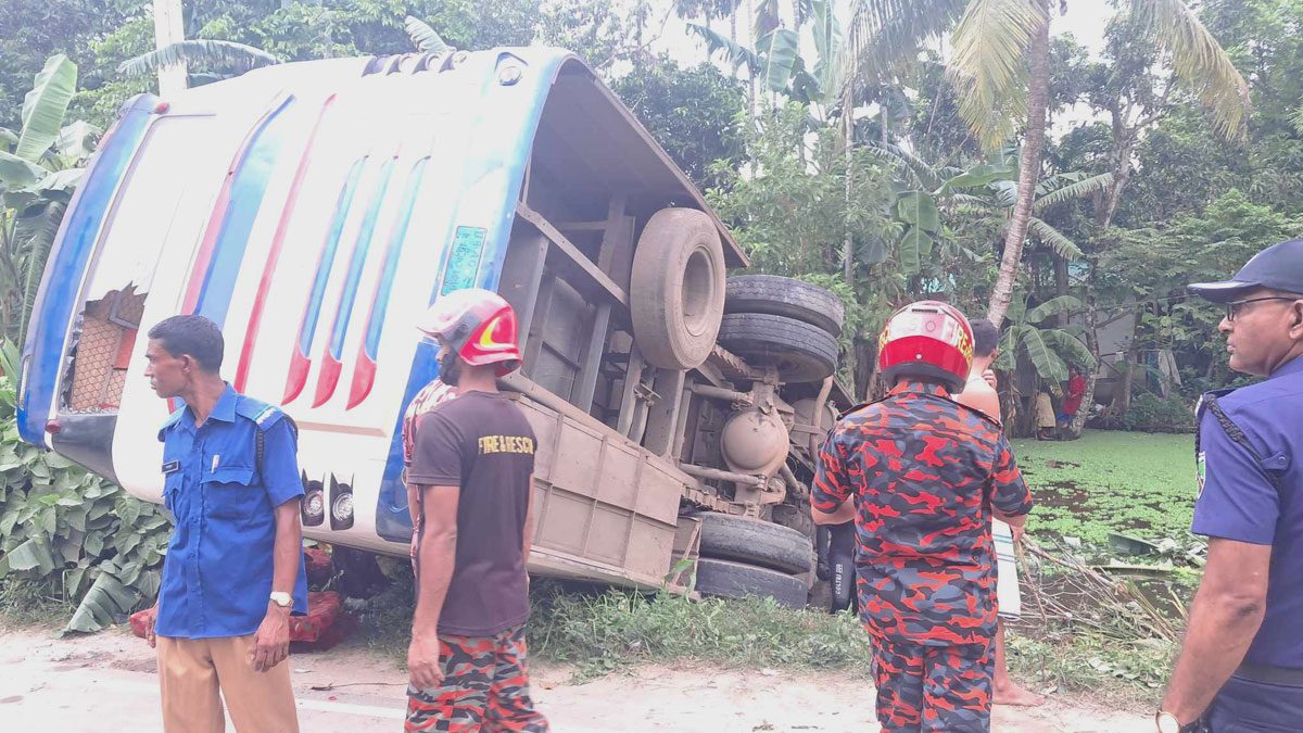 কিশোরগঞ্জে নিয়ন্ত্রণ হারিয়ে যাত্রীবাহী বাস পুকুরে, আহত ২০
