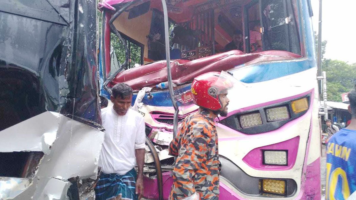 দুই বাসের মুখোমুখি সংঘর্ষে প্রাণ গেল বৃদ্ধার, আহত ২৫