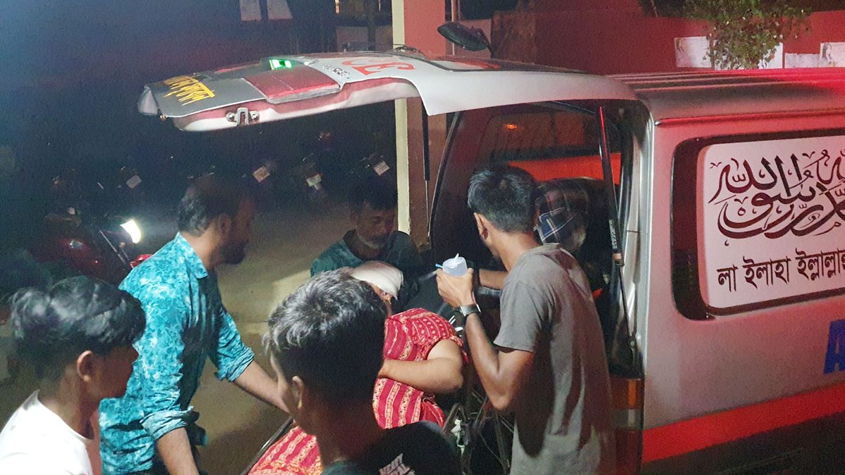 খাগড়াছড়িতে বাস উল্টে প্রাণ গেল এক যাত্রীর, আহত ১৪