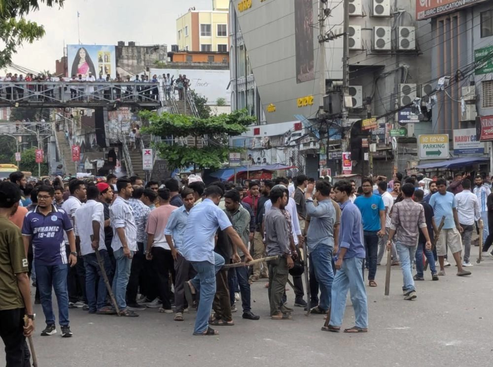 সাইন্সল্যাবে ছাত্রদল-ছাত্রশিবির সংঘর্ষ, পুলিশ মোতায়েন