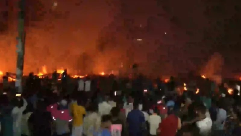 উত্তরায় কাঁচাবাজারে ভয়াবহ আগুন,নিয়ন্ত্রণে ১০ ইউনিট