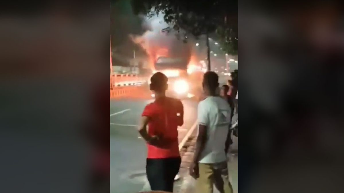 মিরপুরে যাত্রীবাহী বাসে আগুন