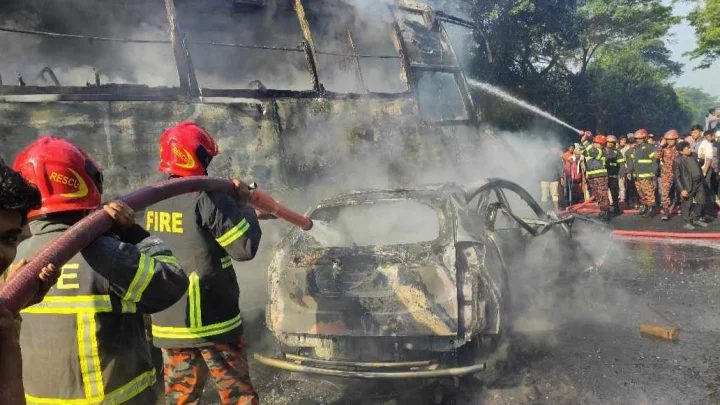 গোপালগঞ্জে বাস ও প্রাইভেট কারের মুখোমুখি সংঘর্ষে নিহত ১