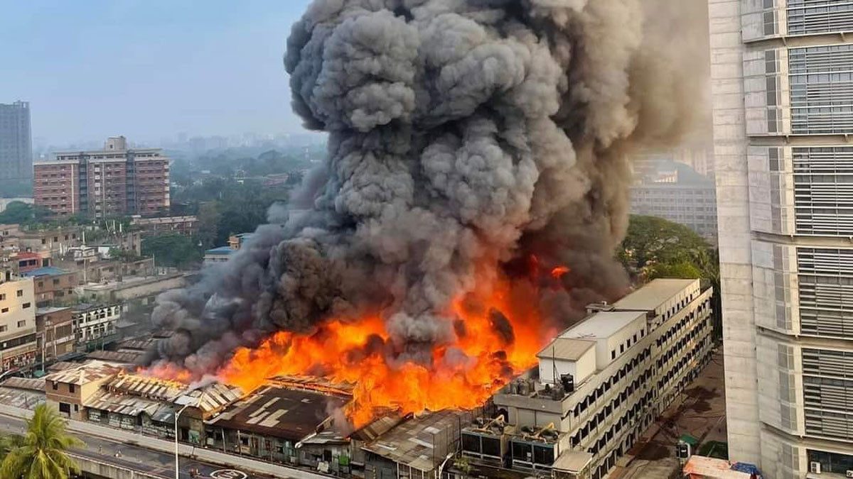 আগুনের তীব্রতা বাড়ছেই, নিয়ন্ত্রণে ৪৭ ইউনিট