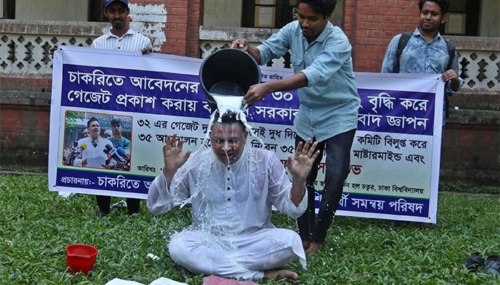 দুধ দিয়ে গোসল করে ৩৫-এর আন্দোলন থেকে বিদায় নিলেন আহ্বায়ক শুভ