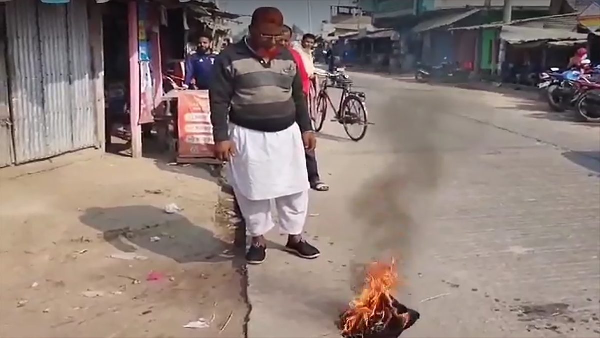জয়পুরহাটে প্রকাশ্যে মুজিবকোট পুড়িয়ে দল ত্যাগ করলেন আ.লীগ নেতা