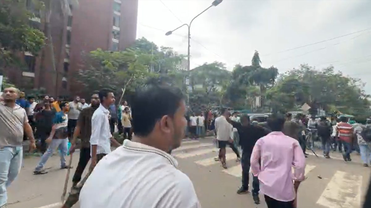 হাসপাতালের বাইরে স্লোগান দিচ্ছে ছাত্রদল, ভেতরে অবরুদ্ধ শিবির নেতারা