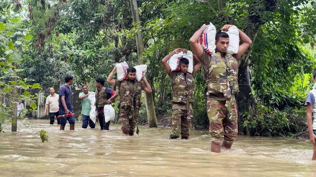 চট্টগ্রামে বন্যাকবলিতদের সহায়তায় এগিয়ে এলো সেনাবাহিনী