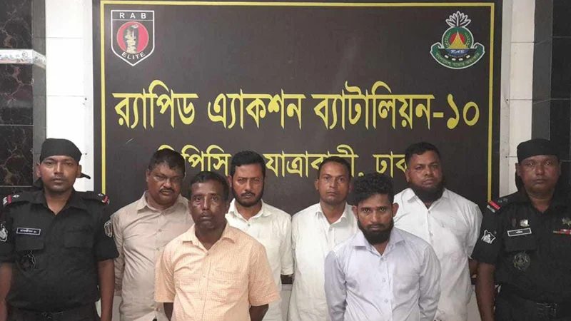 রাজধানীতে ডাকাতির প্রস্তুতিকালে দেশীয় অস্ত্রসহ গ্রেপ্তার ৬