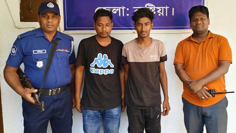 চাচির গোসলের ভিডিও ধারণ করে চাঁদা দাবি, দুই যুবক গ্রেপ্তার