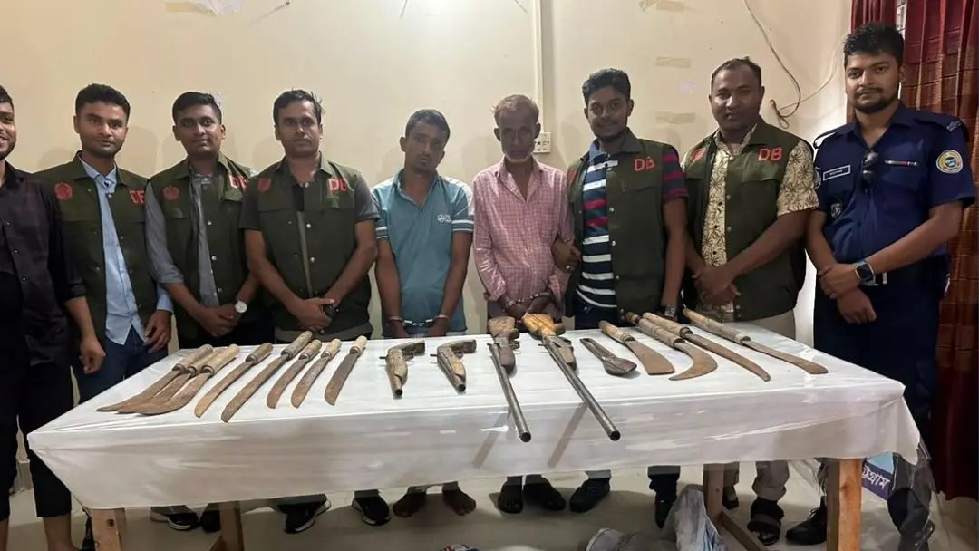 চট্টগ্রামে দুর্গম পাহাড়ে ডিবির অভিযান, ৪ আগ্নেয়াস্ত্রসহ আটক ২