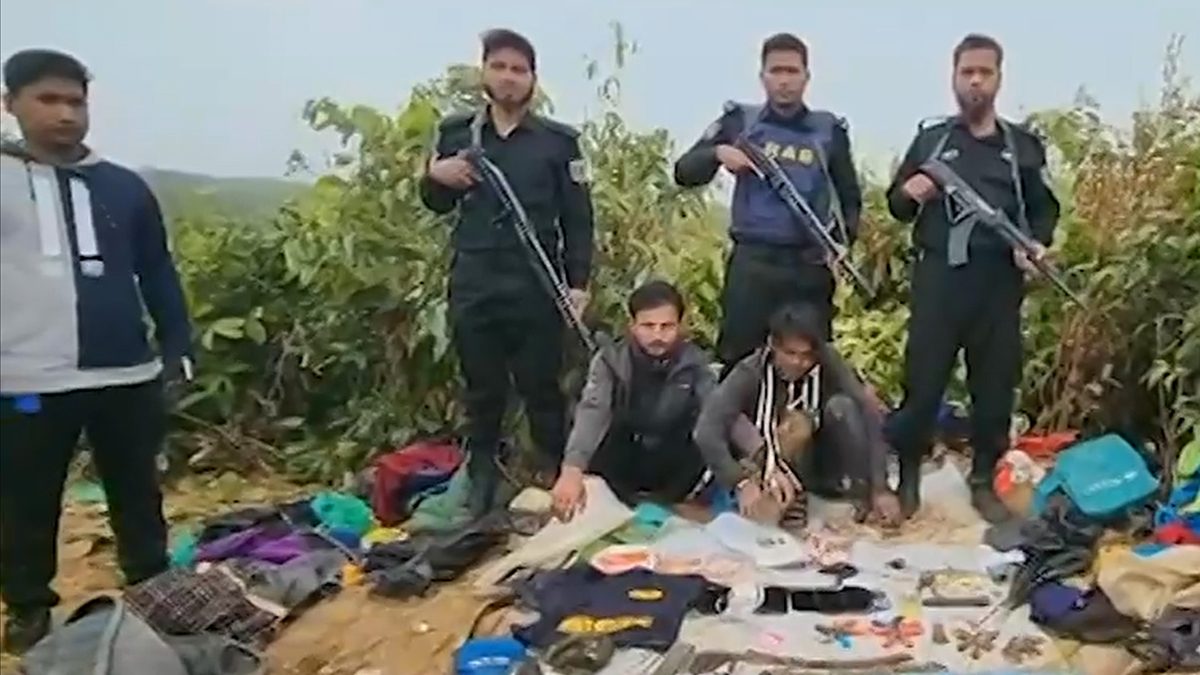 রোহিঙ্গা ক্যাম্প সংলগ্ন পাহাড় থেকে বিপুল পরিমাণ অস্ত্রসহ ৩ আরসা সদস্য আটক