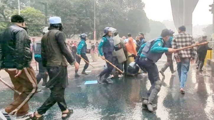 কারওয়ান বাজারে পুলিশ-ব্যবসায়ীদের সংঘর্ষ, টিয়ারশেল-সাউন্ড গ্রেনেড নিক্ষেপ