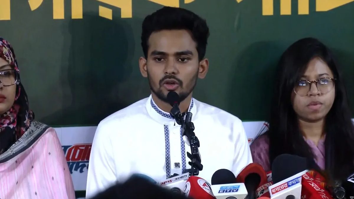 সরকারের ঘনিষ্ঠ কেউ তেল মজুত করছে: আসিফ মাহমুদ