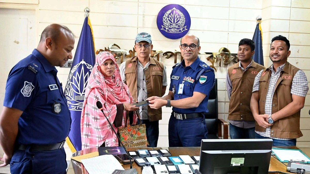 হারিয়ে যাওয়া ৩৫টি মোবাইল উদ্ধার করে মালিকদের ফিরিয়ে দিলো পুলিশ